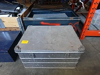 4x diverse metalen koffer + rest