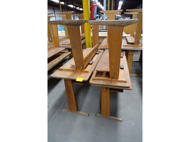4x houten lessenaar + 8x diverse houten kinderstoelen - afbeelding 1 van  4