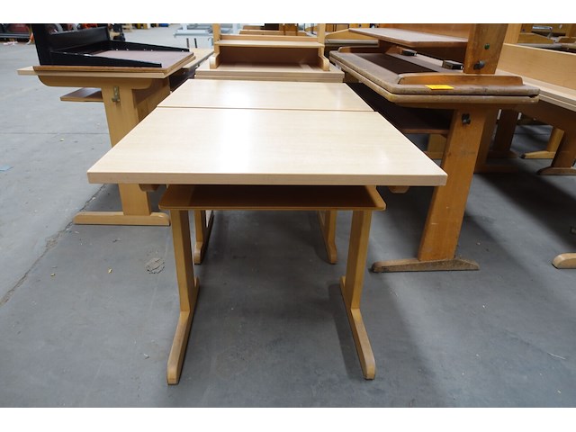 4x houten lessenaar + 8x diverse houten kinderstoelen - afbeelding 1 van  4