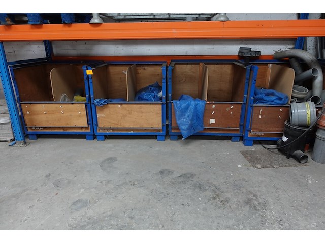 4x industriële stapelbak + inhoud - afbeelding 1 van  10