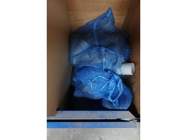 4x industriële stapelbak + inhoud - afbeelding 7 van  10