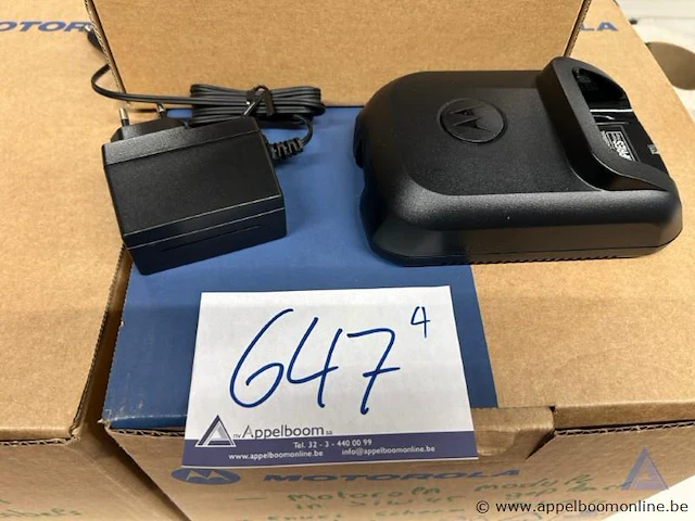4x laadstation motorola wpln4199 / wpln4226, geschikt voor radiotoestellen zoals mtp8550ex. inclusief adapter. werking niet gekend. - afbeelding 1 van  3