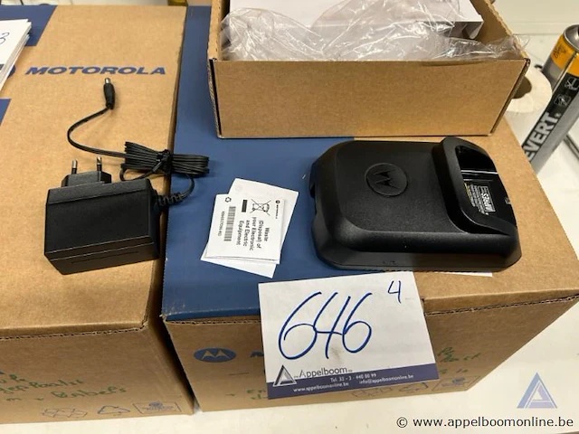 4x laadstation motorola wpln4199 / wpln4226, voor mtp8550ex radio's, met stroomadapter. inclusief lader. werking niet gekend. - afbeelding 1 van  3