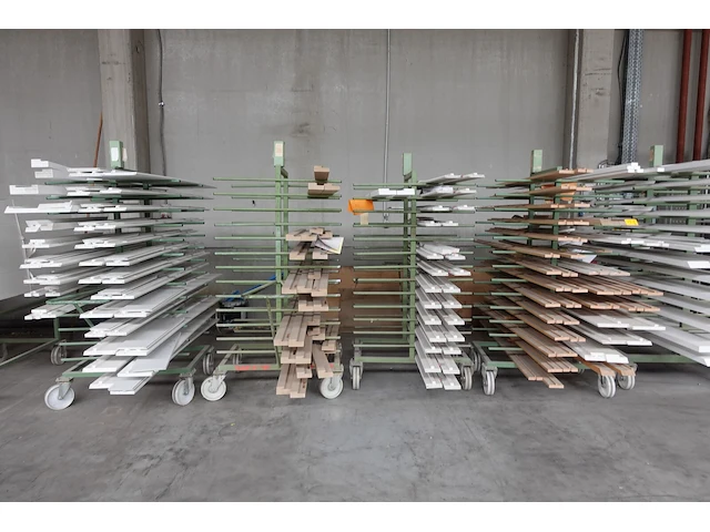 4x metalen droogrek + inhoud - afbeelding 1 van  5