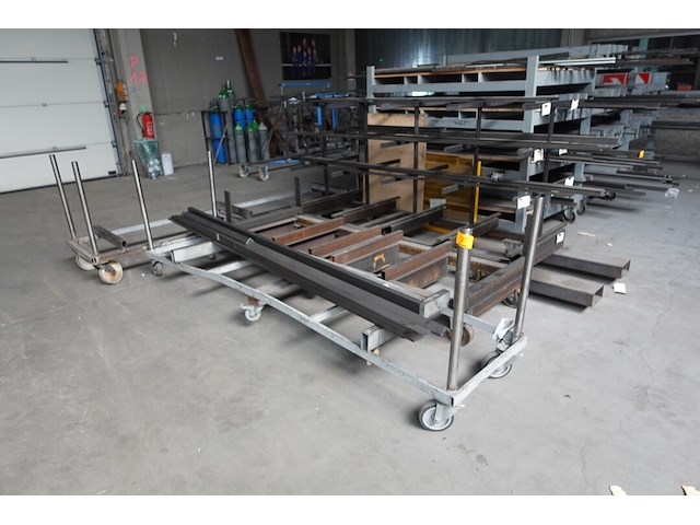 4x metalen kar + inhoud - afbeelding 1 van  3