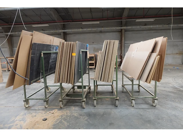 4x metalen kar + inhoud - afbeelding 1 van  8