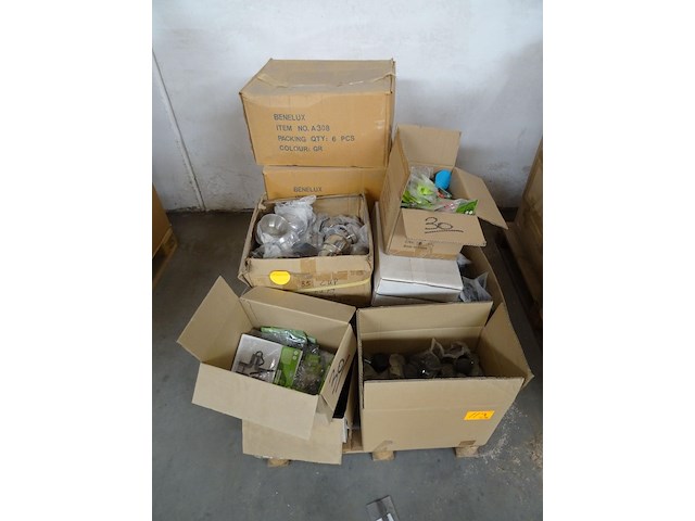 4x pallet divers toebehoren dieren - afbeelding 1 van  18