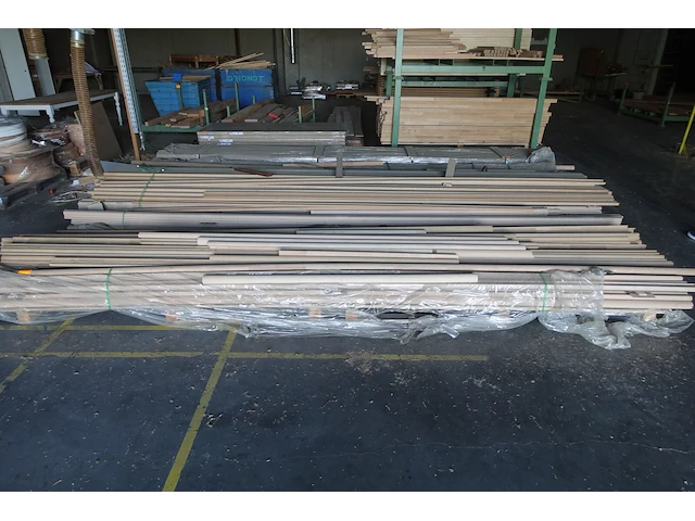 4x pallet houten trapleuningen - afbeelding 1 van  10
