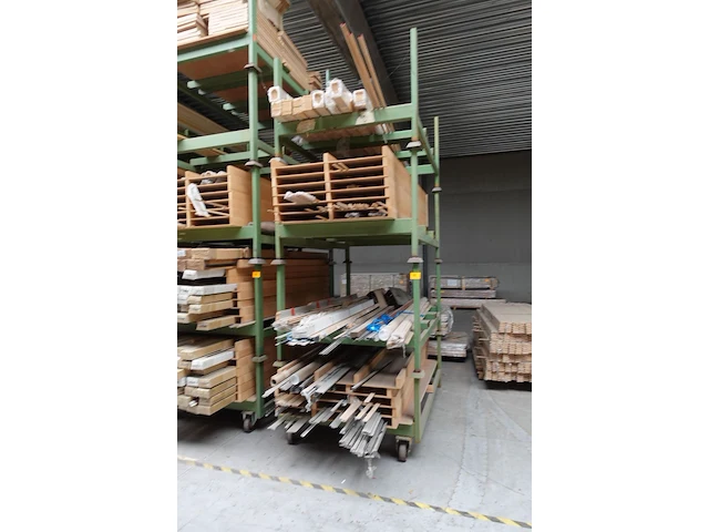 4x stapelbare metalen houder + inhoud - afbeelding 1 van  6