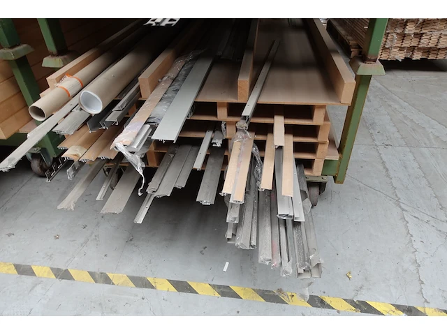4x stapelbare metalen houder + inhoud - afbeelding 2 van  6