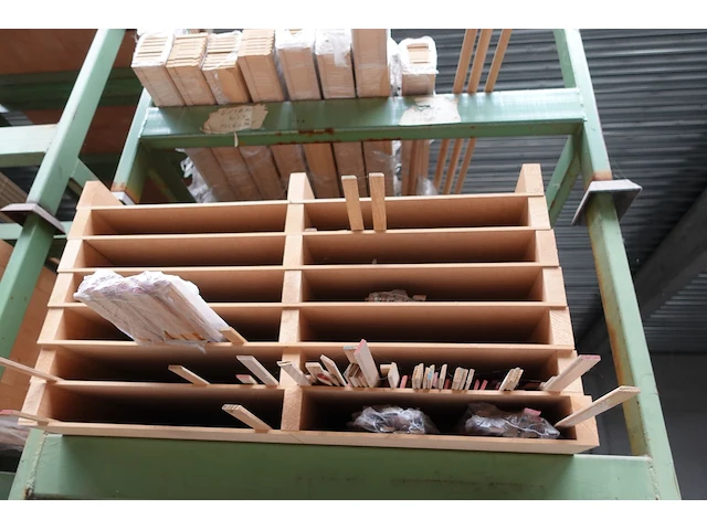 4x stapelbare metalen houder + inhoud - afbeelding 4 van  6