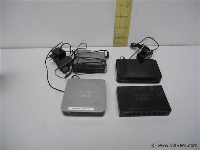 4x switch 3xcisco 1xnetgear 3 voedingen - afbeelding 1 van  1
