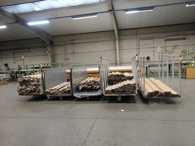 4x transportkar op wielen met inhoud - afbeelding 1 van  6