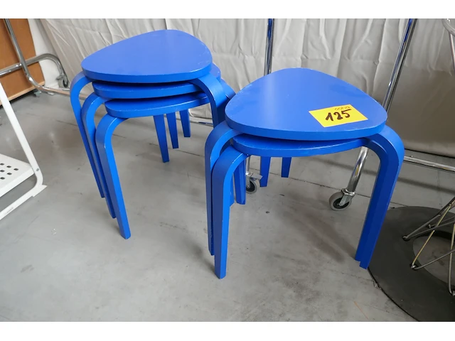 5 blauwe houten krukken - afbeelding 1 van  3