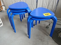 5 blauwe houten krukken