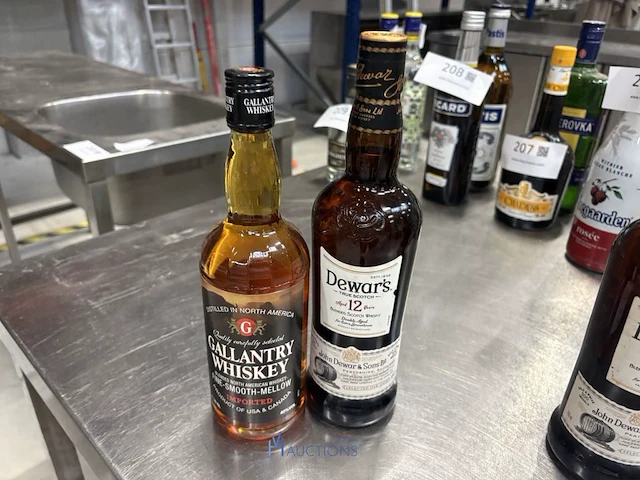 5 diverse flessen whisky - afbeelding 1 van  6