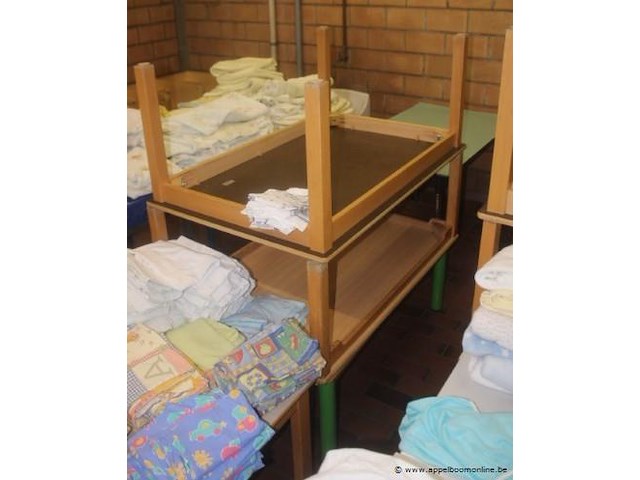 5 diverse houten tafels - afbeelding 1 van  2