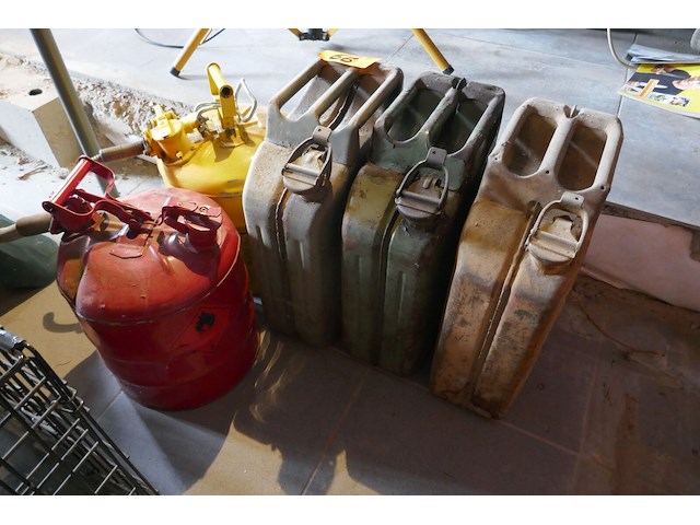 5 diverse jerrycans - afbeelding 1 van  4