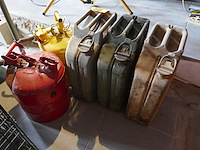 5 diverse jerrycans - afbeelding 1 van  4