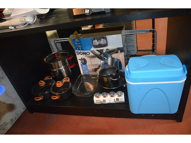 5 diverse kookpotten, 2 steelpannen, divers keukenmatieraal, frigobox blauw - afbeelding 1 van  11