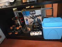 5 diverse kookpotten, 2 steelpannen, divers keukenmatieraal, frigobox blauw