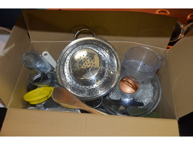 5 diverse kookpotten, 2 steelpannen, divers keukenmatieraal, frigobox blauw - afbeelding 4 van  11