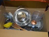 5 diverse kookpotten, 2 steelpannen, divers keukenmatieraal, frigobox blauw - afbeelding 4 van  11