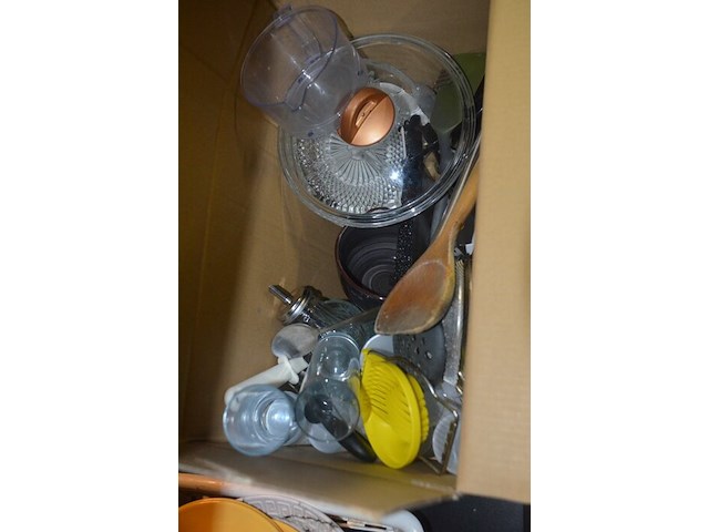 5 diverse kookpotten, 2 steelpannen, divers keukenmatieraal, frigobox blauw - afbeelding 5 van  11