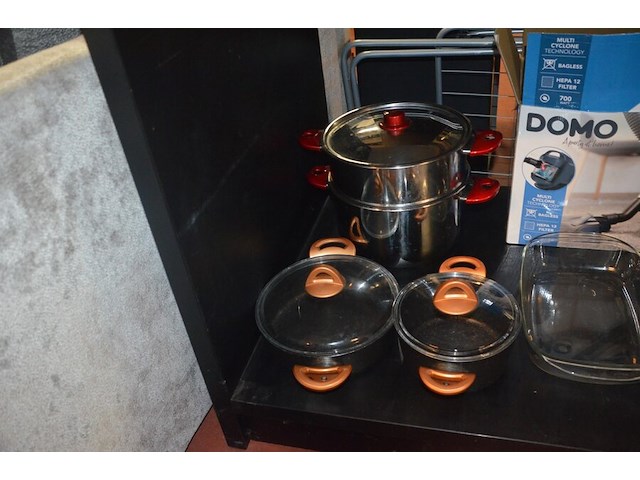 5 diverse kookpotten, 2 steelpannen, divers keukenmatieraal, frigobox blauw - afbeelding 6 van  11