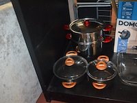 5 diverse kookpotten, 2 steelpannen, divers keukenmatieraal, frigobox blauw - afbeelding 6 van  11