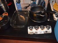 5 diverse kookpotten, 2 steelpannen, divers keukenmatieraal, frigobox blauw - afbeelding 8 van  11