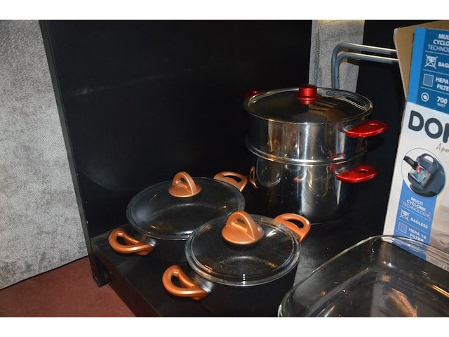 5 diverse kookpotten, 2 steelpannen, divers keukenmatieraal, frigobox blauw - afbeelding 9 van  11