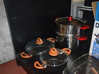 5 diverse kookpotten, 2 steelpannen, divers keukenmatieraal, frigobox blauw - afbeelding 9 van  11