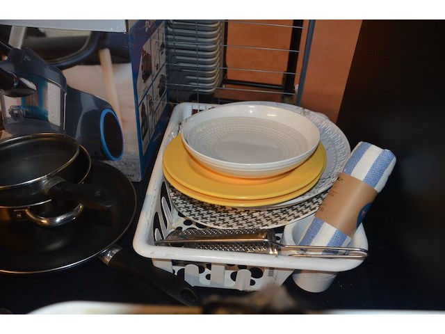 5 diverse kookpotten, 2 steelpannen, divers keukenmatieraal, frigobox blauw - afbeelding 10 van  11