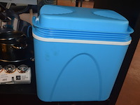 5 diverse kookpotten, 2 steelpannen, divers keukenmatieraal, frigobox blauw - afbeelding 11 van  11