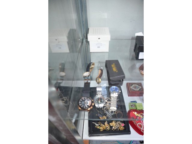 5 diverse polshorloges - afbeelding 1 van  9