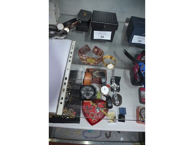 5 diverse polshorloges - afbeelding 1 van  9