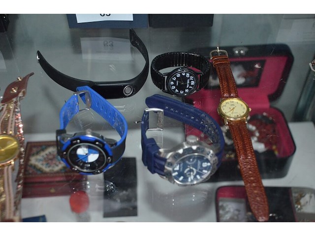 5 diverse polshorloges - afbeelding 1 van  8