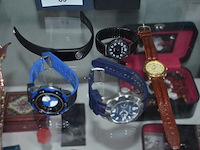 5 diverse polshorloges - afbeelding 1 van  8