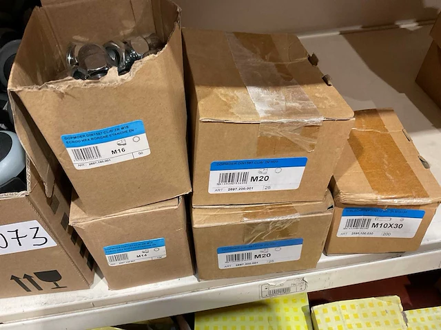 5 dozen bolmoeren en 70 wielen - afbeelding 2 van  6