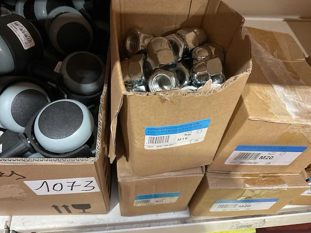 5 dozen bolmoeren en 70 wielen - afbeelding 4 van  6