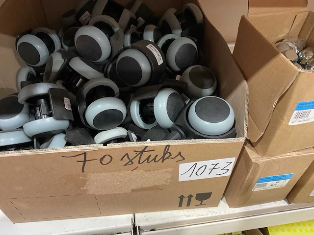 5 dozen bolmoeren en 70 wielen - afbeelding 5 van  6