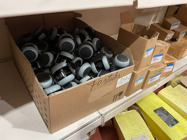5 dozen bolmoeren en 70 wielen - afbeelding 6 van  6