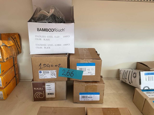 5 dozen bolmoeren; zwarte stalen clips; krammen - afbeelding 1 van  6