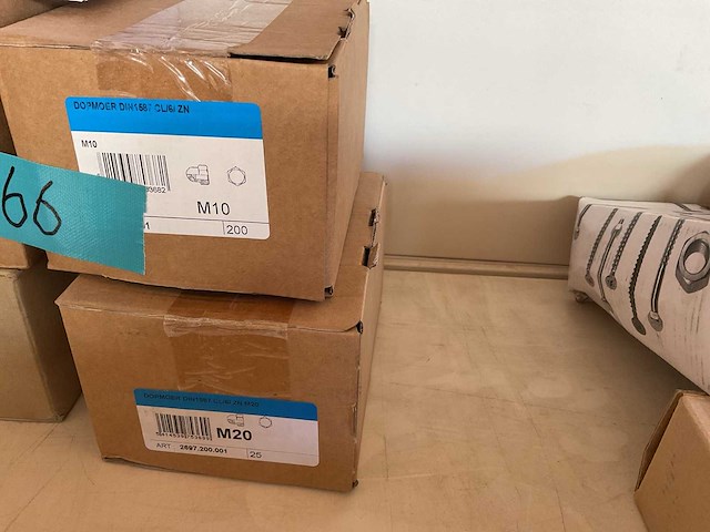 5 dozen bolmoeren; zwarte stalen clips; krammen - afbeelding 2 van  6