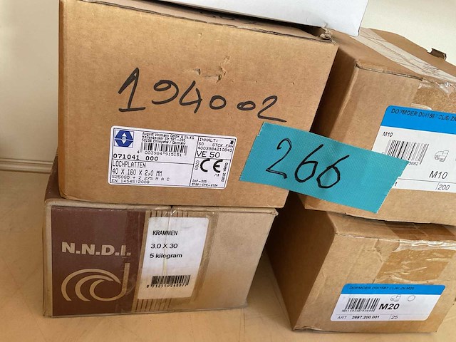 5 dozen bolmoeren; zwarte stalen clips; krammen - afbeelding 3 van  6