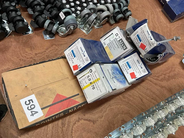 5 dozen schroeven en 1 doos nagels - afbeelding 1 van  8