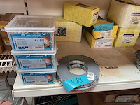 5 dozen spaanplaat schroeven; bandijzer - afbeelding 1 van  6
