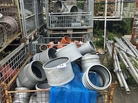 5 draadstalen kooien inhoudend pvc koppelstukken