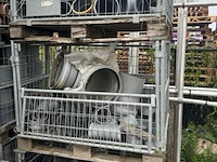 5 draadstalen kooien inhoudend pvc koppelstukken - afbeelding 2 van  3